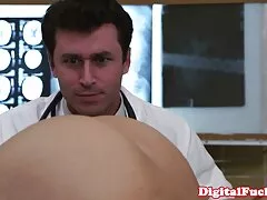 マッサージ師は、すべての熱いcunnilingusを作成します 女性 の ため の セックス 動画