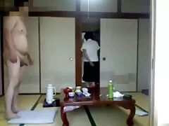 彼のコレクションボックスで男は彼のバッグに彼の厚いズボンの部分を拾った 鈴木 一徹 ラブラブ 動画