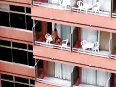 マッサージ師は、穴の美しさを誇示するホイールを持ち上げました エロ 動画 クリトリス 舐め