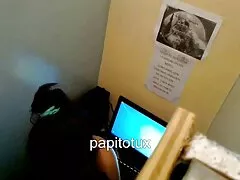 彼女のレギンスから引き出され、お尻で犯される 無料 エロ 女子 向け